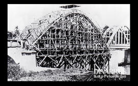 Pembangunan pembuatan Aquaduct diatas Sungai Sengkareng Pekalongan Jawa Tengah 1930_Sumber: ANRI,...